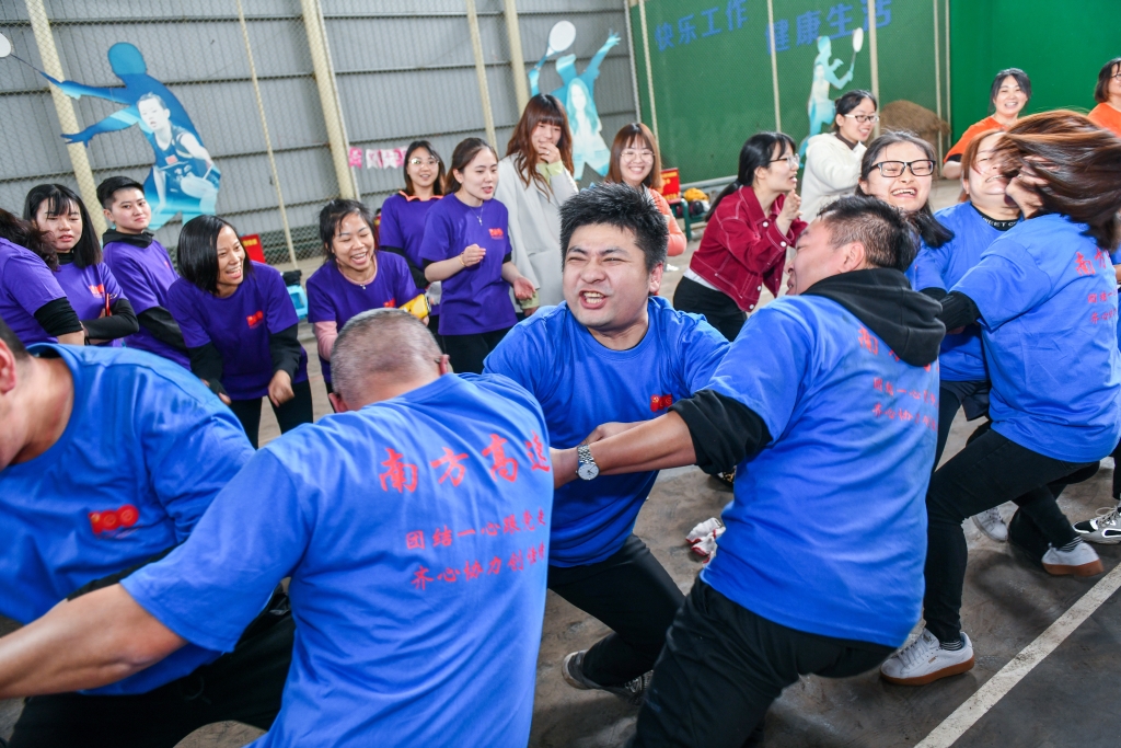 南方公司“團(tuán)結(jié)一心跟黨走、齊心協(xié)力創(chuàng)佳績(jī)”職工運(yùn)動(dòng)會(huì)拔河比賽現(xiàn)場(chǎng)