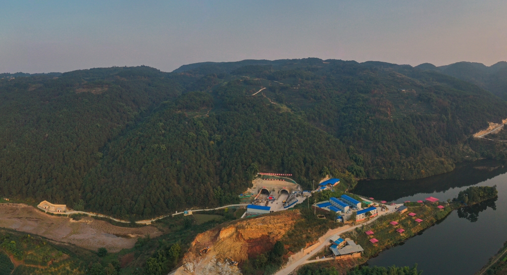 云霧山隧道全景圖